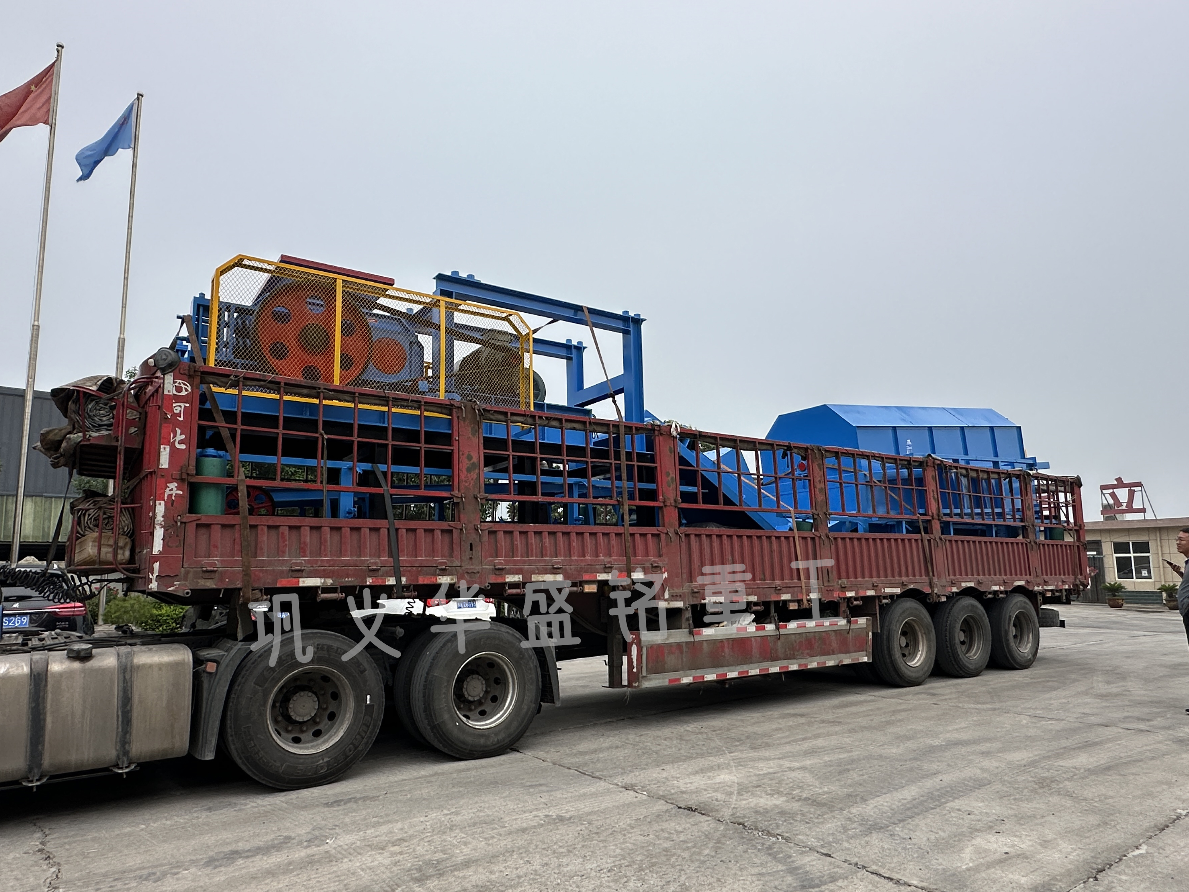 公路瀝青翻挖料破碎篩分機(jī),瀝青再生設(shè)備型號(hào),廢舊路面破碎機(jī)價(jià)格,柔性雙齒輥式破碎機(jī)廠家